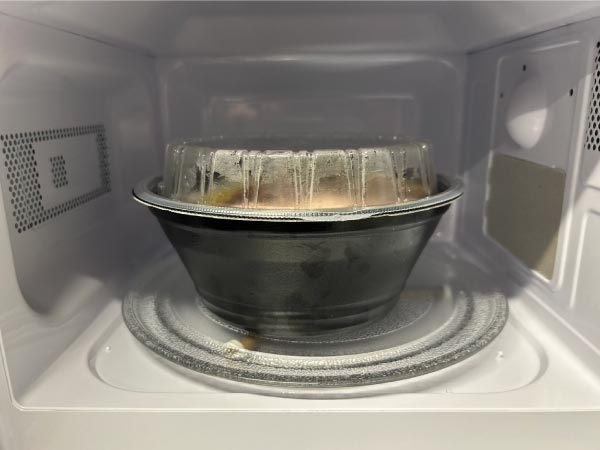 スープを注ぎフタをしてから電子レンジに